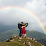Questo puoi vederlo: un arcobaleno che abbraccia due colline