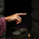 Questo puoi vederlo: un infermiere che stringe la mano a un paziente