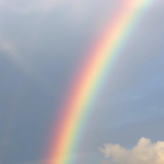 Questo puoi vederlo: un arcobaleno doppio che si allarga nel cielo