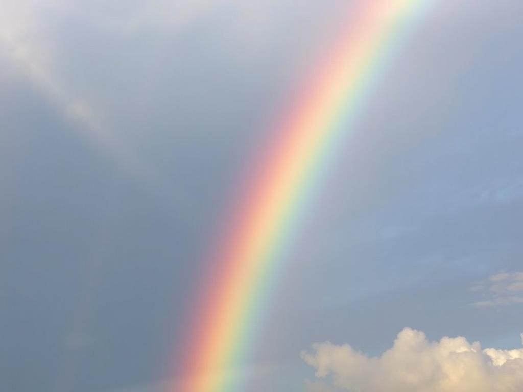 Questo puoi vederlo: un arcobaleno doppio che si allarga nel cielo
